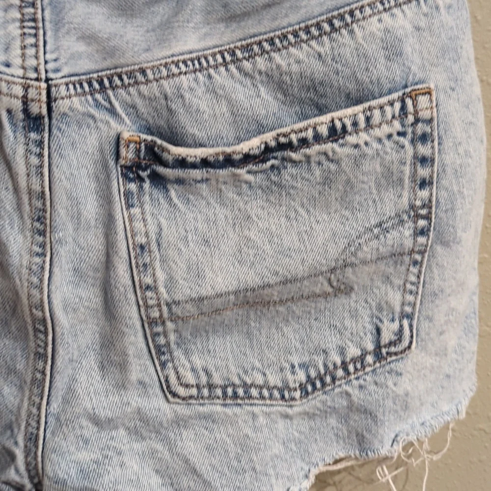 American Eagle Tomgirl Light Wash Women's Size 8 Shorts Trashed Ripped